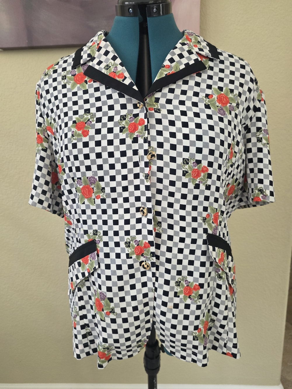 Checkerboard Floral Short-Sleeve Blouse - Black & White with Red Roses